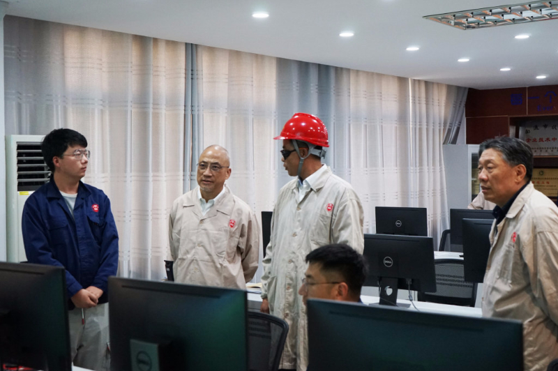 上海醫(yī)藥執(zhí)行董事、總裁左敏一行調(diào)研南通常佑藥業(yè)